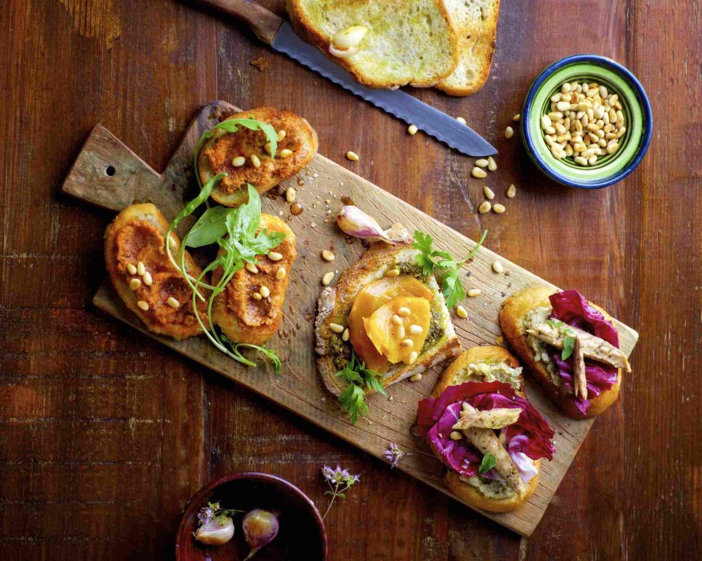 Bruschette sfiziose con ingredienti biologici 3 bruschette tricolore2 1